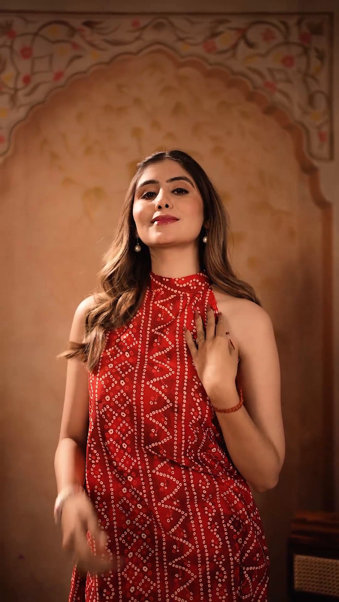 Red And White Round Neckline Sleeveless Bandhani Straight Kurta With Pent