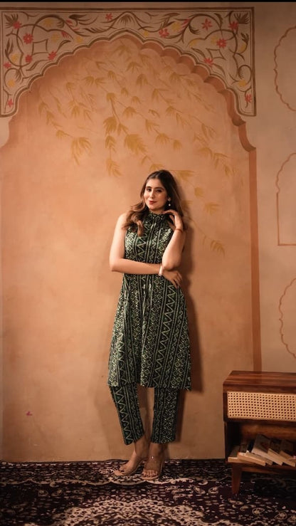 Green And White Round Neckline Sleeveless Bandhani Straight Kurta With Pent