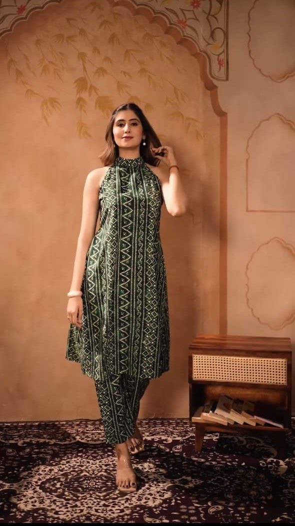 Green And White Round Neckline Sleeveless Bandhani Straight Kurta With Pent