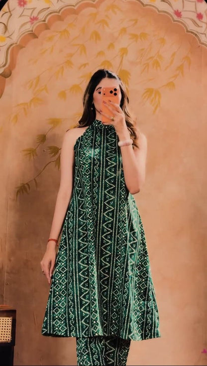 Green And White Round Neckline Sleeveless Bandhani Straight Kurta With Pent