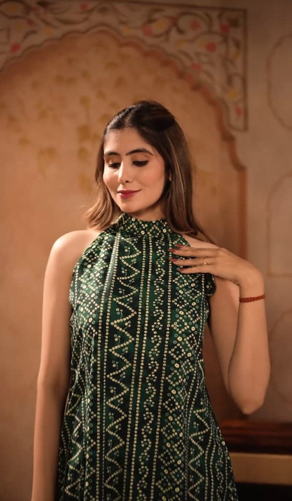 Green And White Round Neckline Sleeveless Bandhani Straight Kurta With Pent