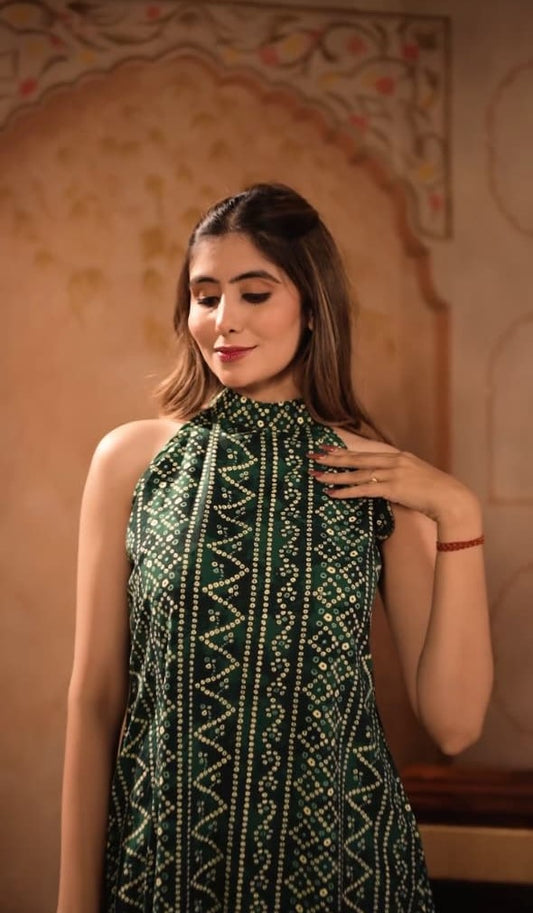 Green And White Round Neckline Sleeveless Bandhani Straight Kurta With Pent