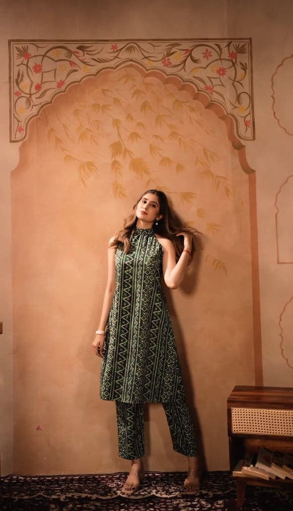 Green And White Round Neckline Sleeveless Bandhani Straight Kurta With Pent